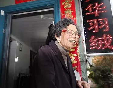 “诚信奶奶”这两年：卖完最后3000多件羽绒服
